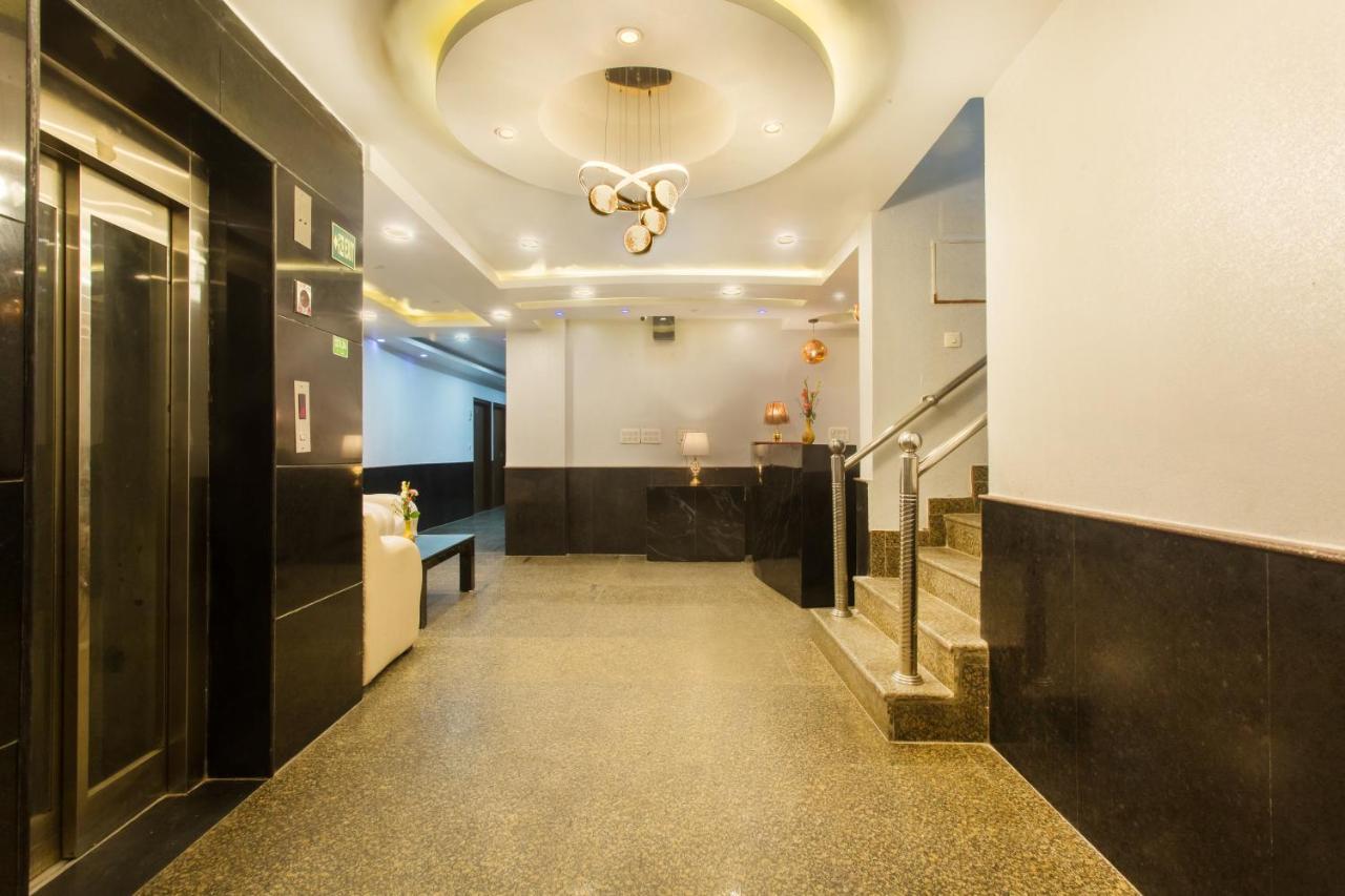 Hotel Earth Delhi  Exteriör bild