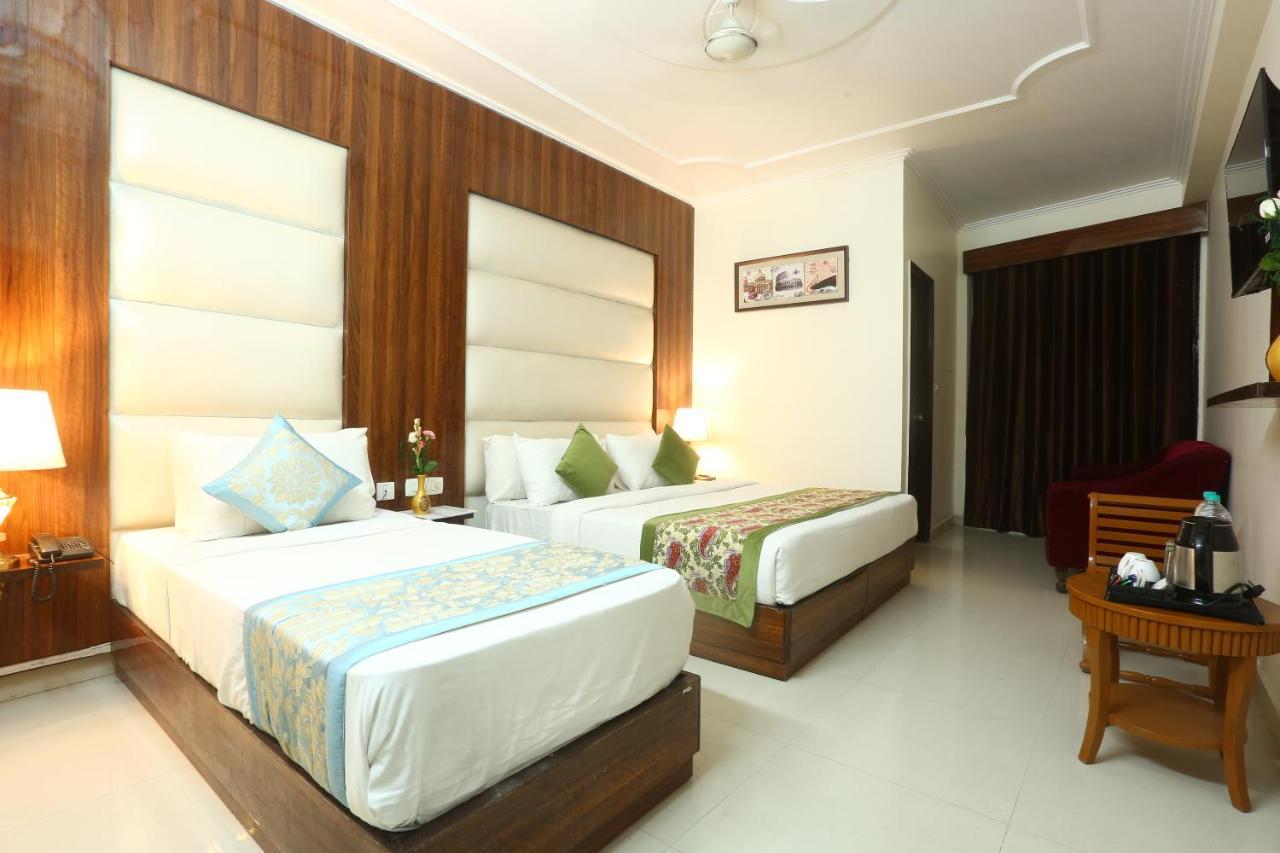 Hotel Earth Delhi  Exteriör bild