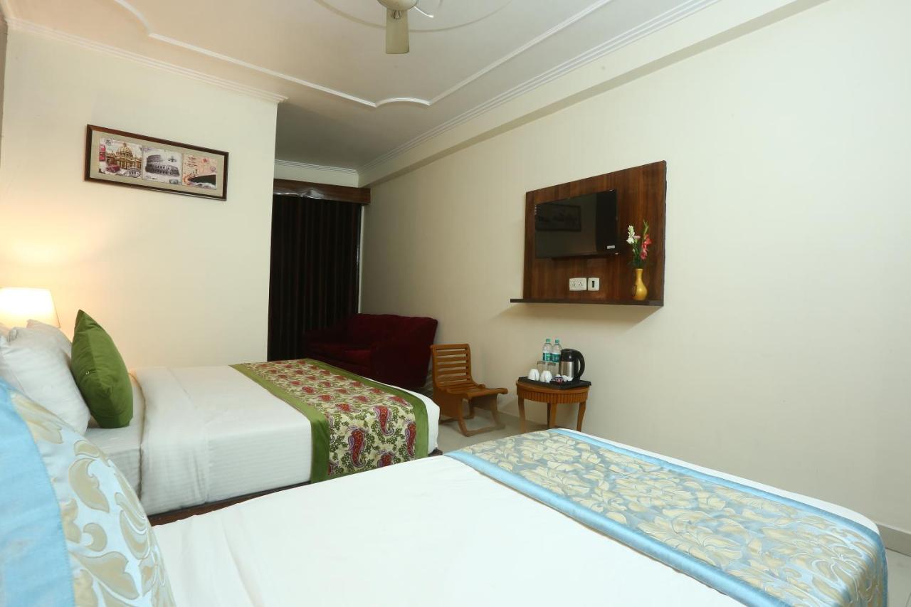 Hotel Earth Delhi  Exteriör bild