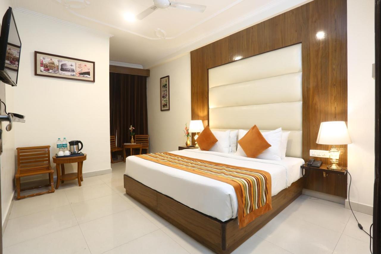 Hotel Earth Delhi  Exteriör bild