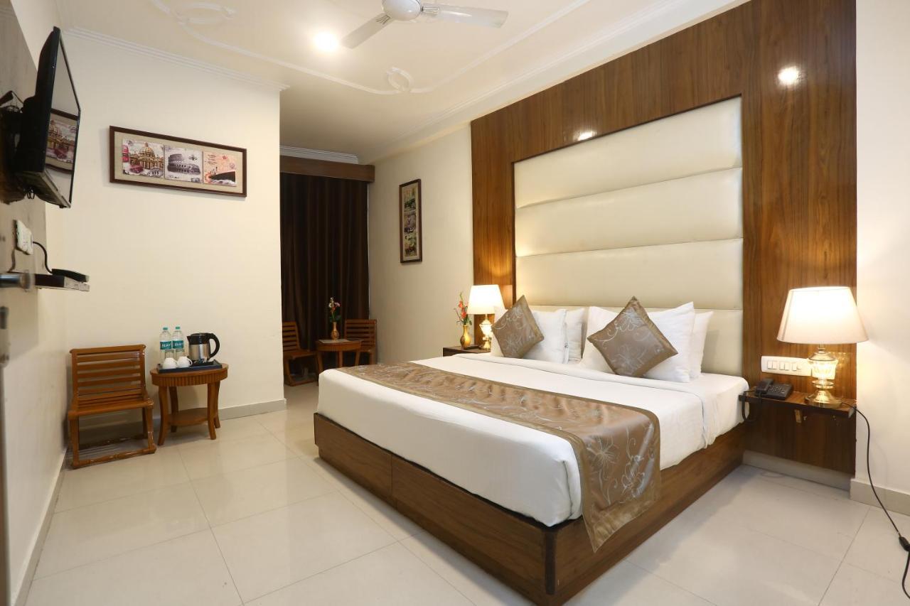 Hotel Earth Delhi  Exteriör bild