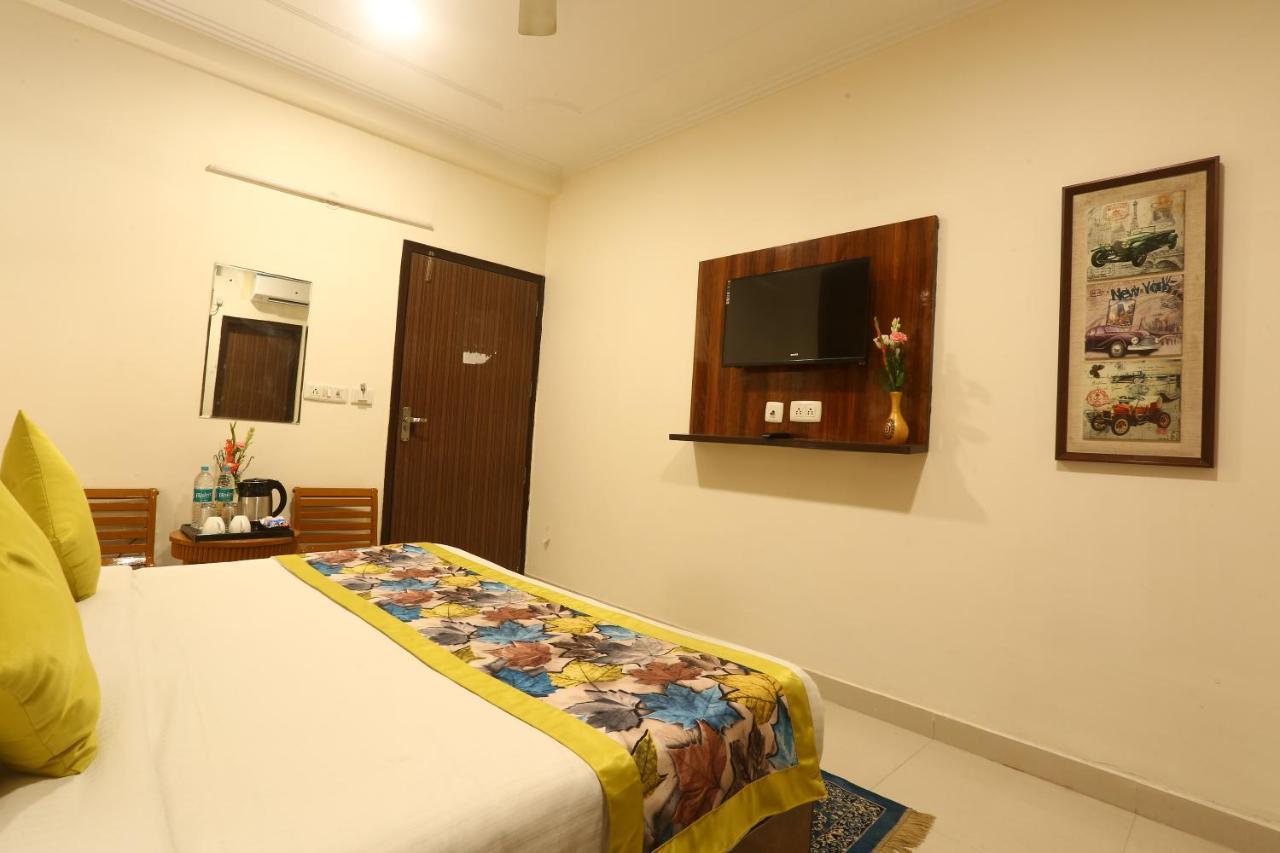 Hotel Earth Delhi  Exteriör bild