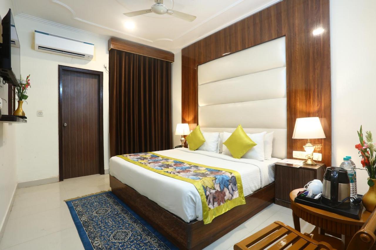Hotel Earth Delhi  Exteriör bild