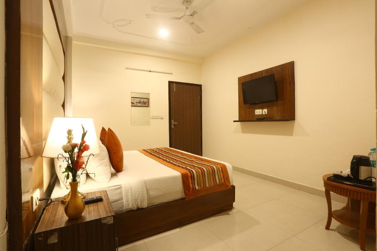 Hotel Earth Delhi  Exteriör bild
