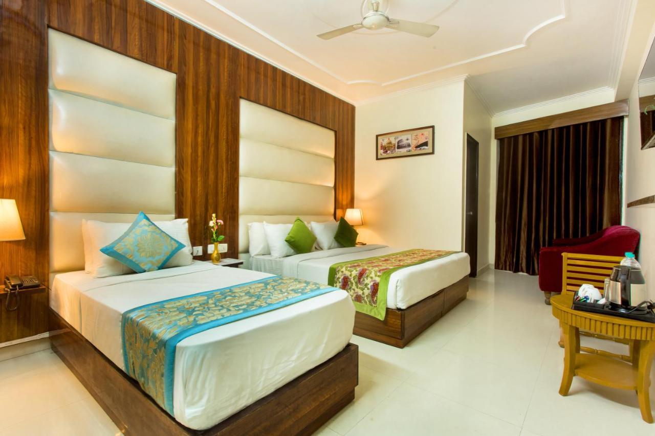 Hotel Earth Delhi  Exteriör bild